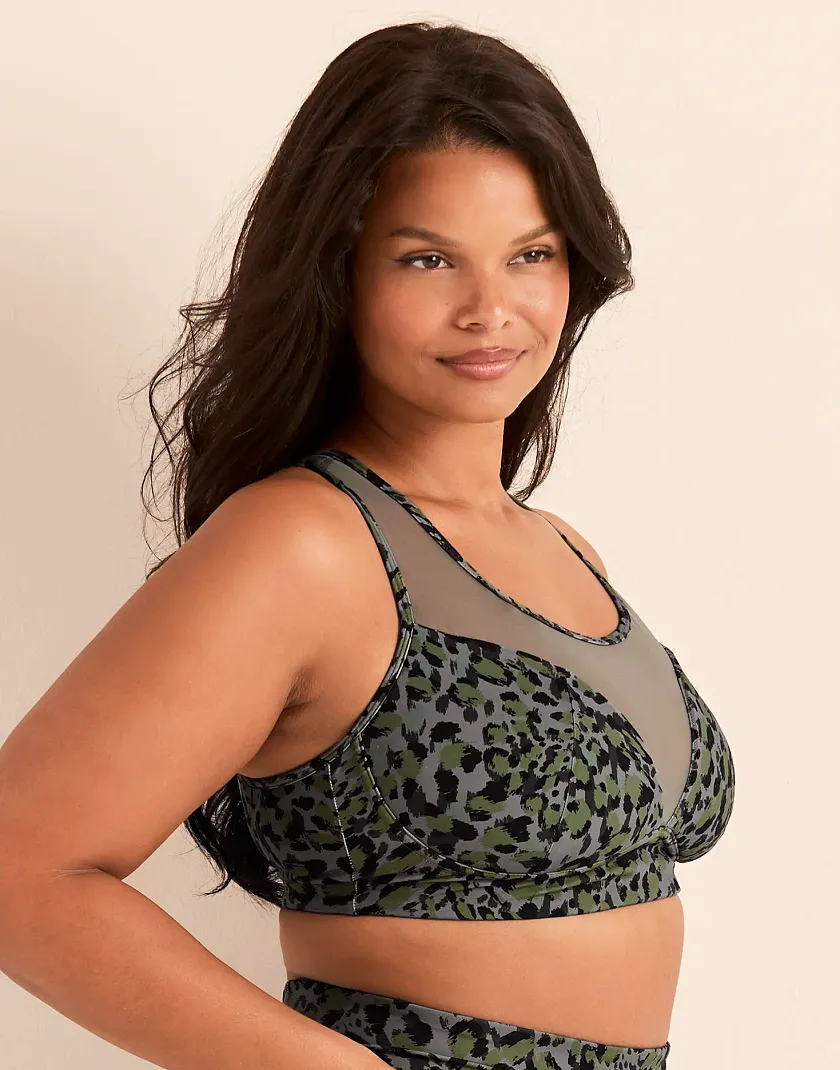 Aura Sports Bra Animal Gray Plus Contour activewear bundle Model 5