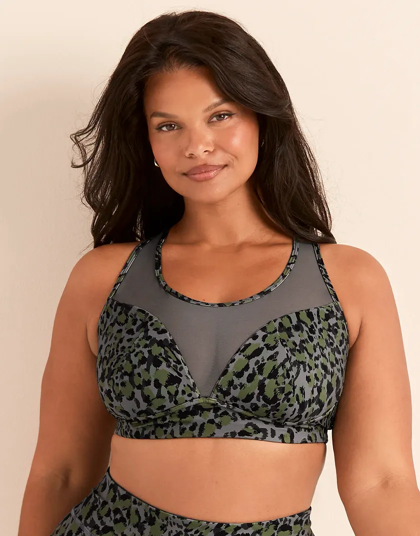 Aura Sports Bra Animal Gray Plus Contour activewear bundle Model 2