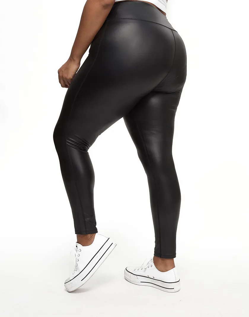 Lucy Dark Black Plus lounge bundle Model 2