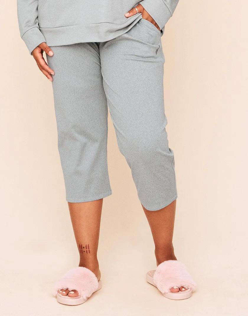 Jaelyn Cropped Pant Gray Plus activewear bundle Model 2