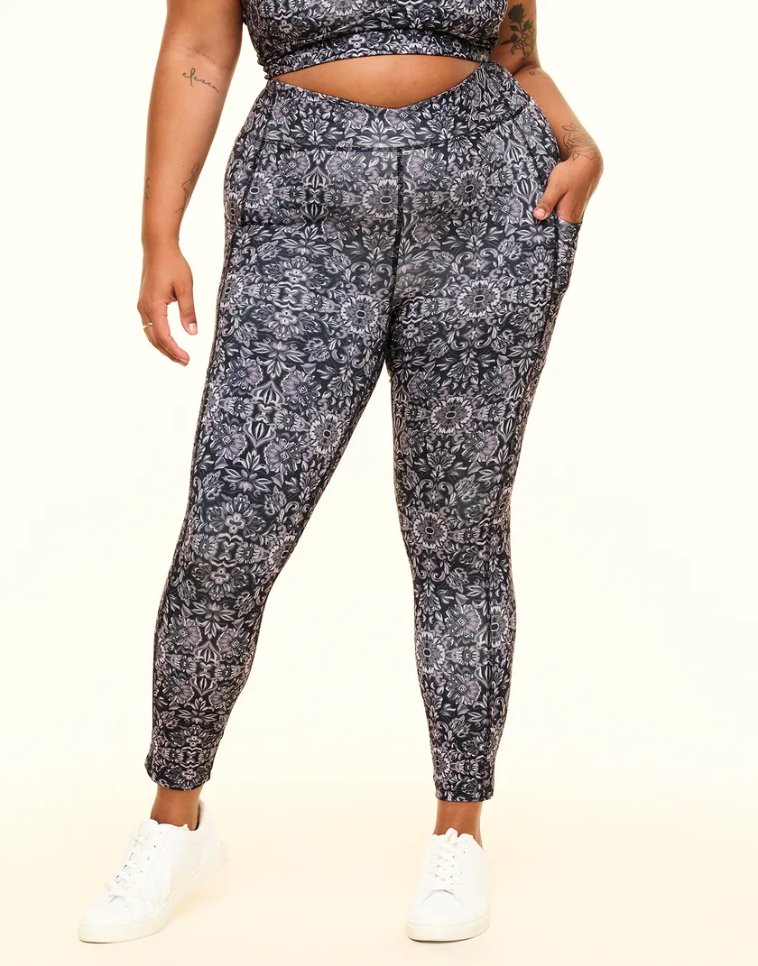Lotus Crossover Legging Geo Black Plus activewear bundle Model 2