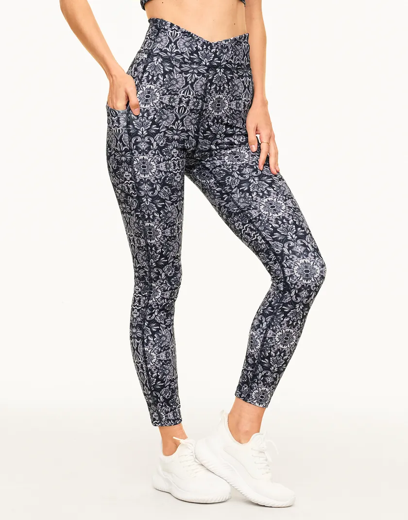 Lotus Crossover Legging Geo Black activewear bundle Model 1