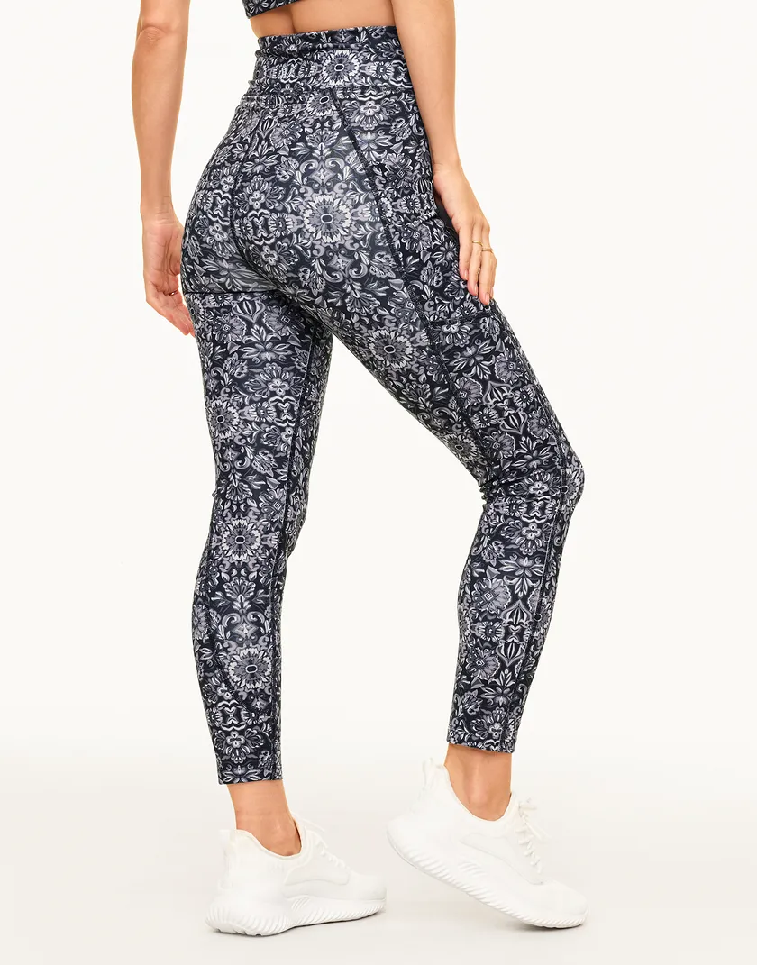 Lotus Crossover Legging Geo Black activewear bundle Model 4
