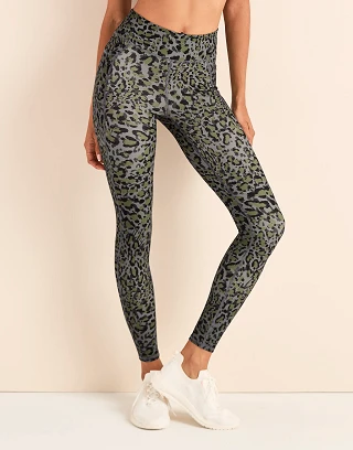 Aura Legging Animal Gray activewear bundle Model 1