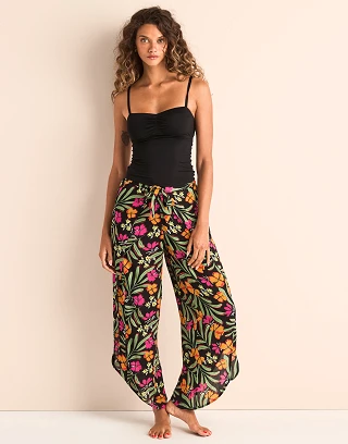 Patti Black lounge bundle Model 1