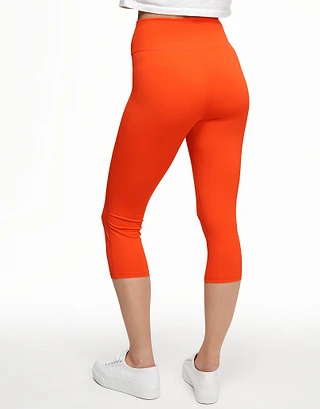 Cali Crop Dark Red activewear bundle Model 1