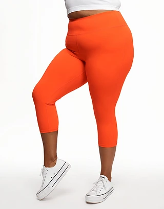 Cali Crop Dark Red Plus activewear bundle Model 2