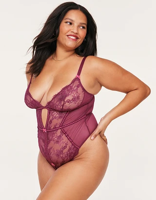 Laylia Dark Red Plus Unlined lingerie bundle Model 1