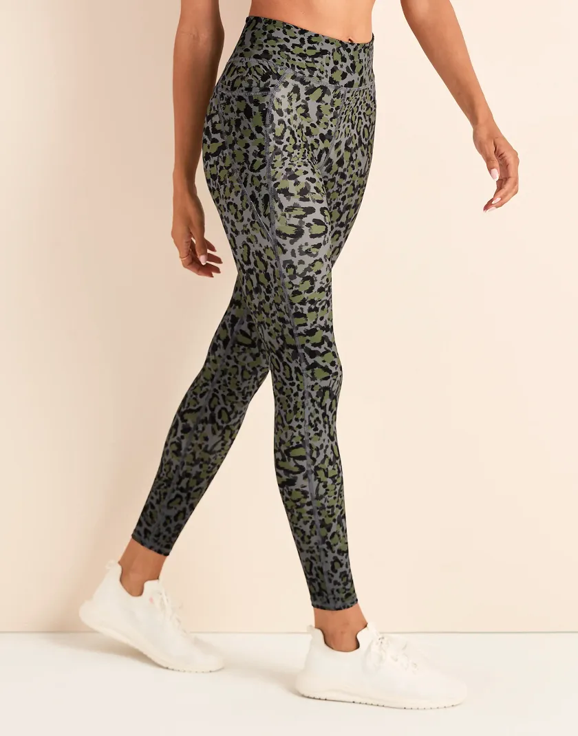 Aura Legging Animal Gray activewear bundle Model 4