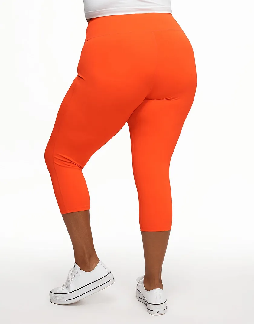 Cali Crop Dark Red Plus activewear bundle Model 5