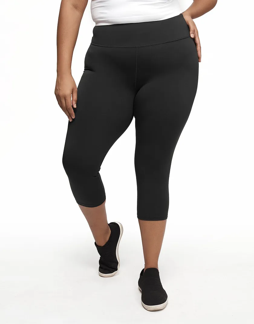 Cali Crop Black Plus activewear bundle Model 2