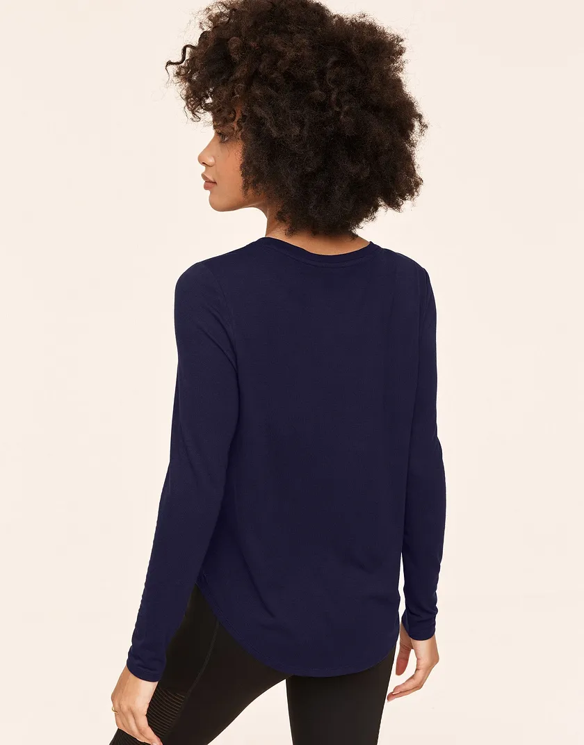 Molly Longsleeve Dark Blue lounge bundle Model 4