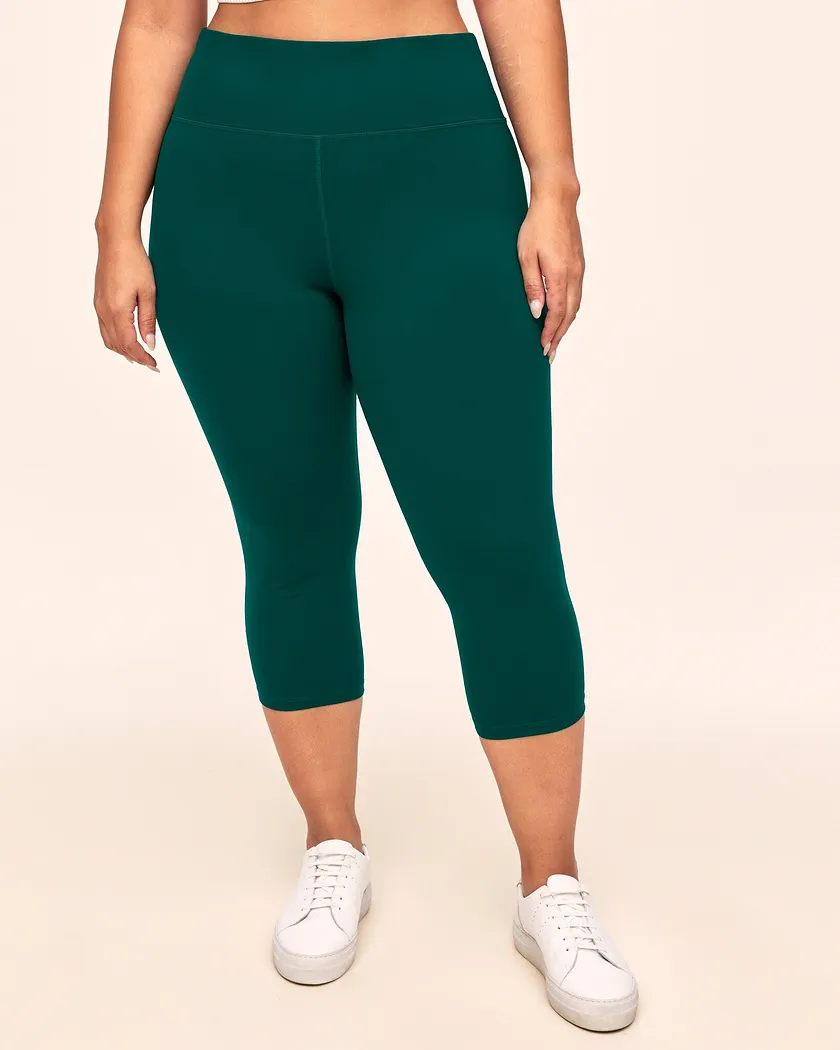 Cali Crop Green Plus activewear bundle Model 2