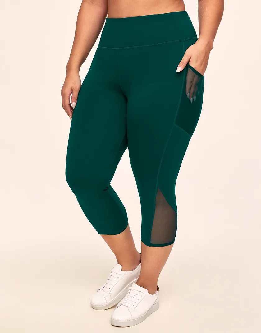 Ava Cozy Crop Green Plus activewear bundle Model 2