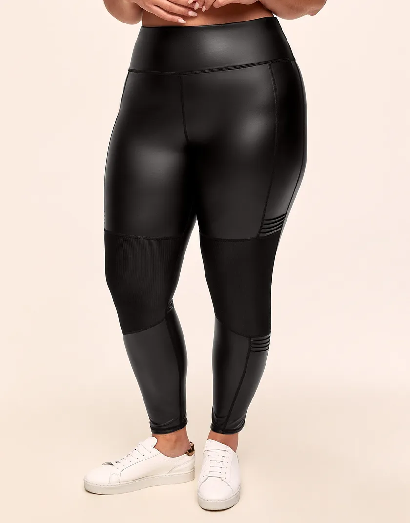 Issy Black Plus lounge bundle Model 1