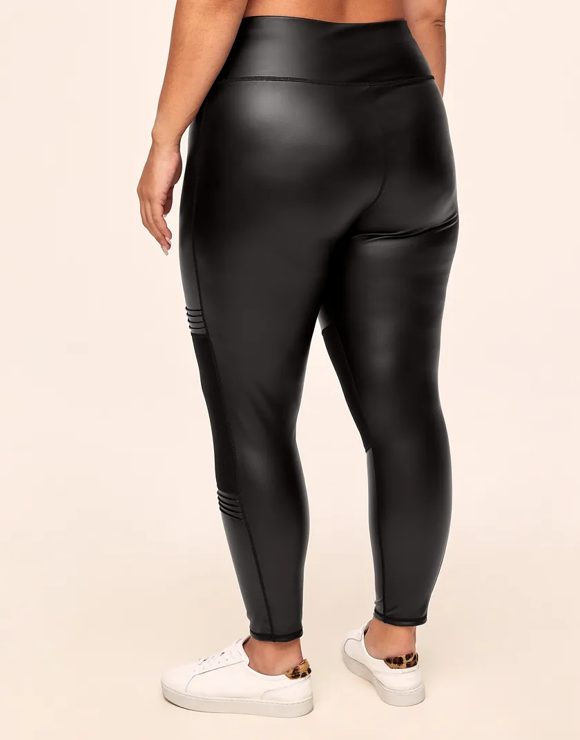 Issy Black Plus lounge bundle Model 3