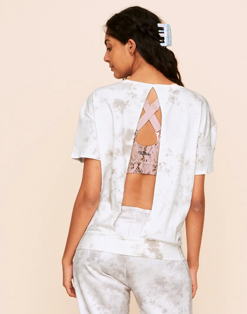 Juniper Top Tie Dye Beige activewear bundle Model 4
