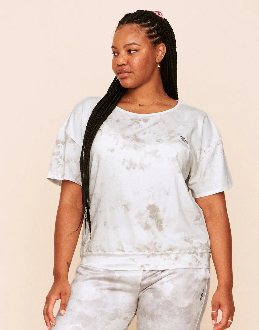 Juniper Top Tie Dye Beige Plus activewear bundle Model 2