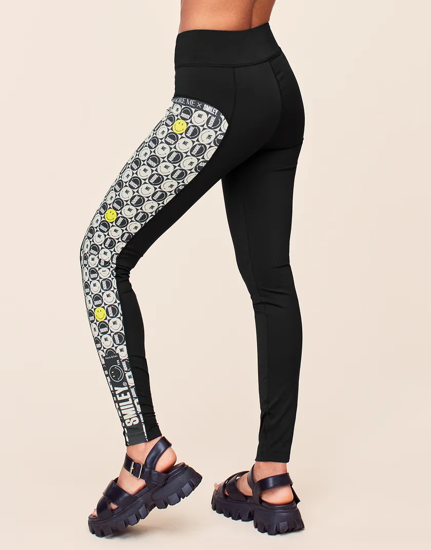 Adore Me x SMILEY Legging Convo Black activewear bundle Model 3