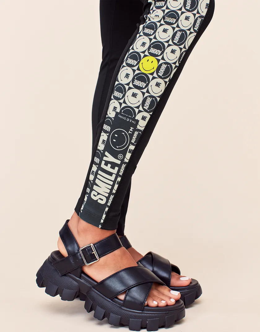 Adore Me x SMILEY Legging Convo Black activewear bundle Model 2