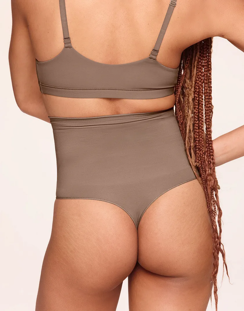 Elodie Thong Medium Beige panty bundle Model 2
