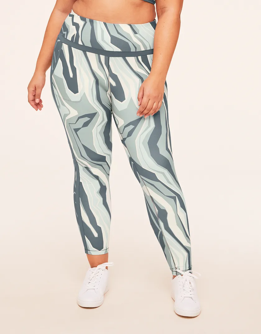Tori Legging Geo Gray Plus activewear bundle Model 2