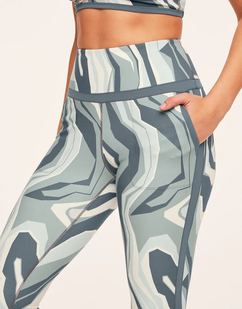 Tori Legging Geo Gray activewear bundle Model 4