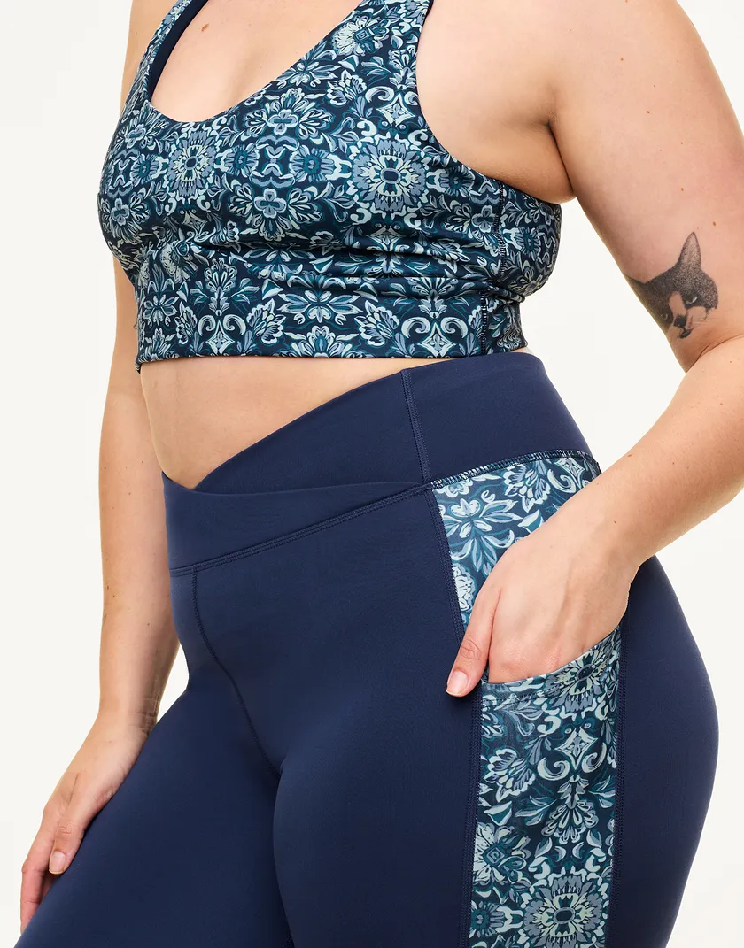 Lotus Crossover Legging Geo Blue Plus activewear bundle Model 5
