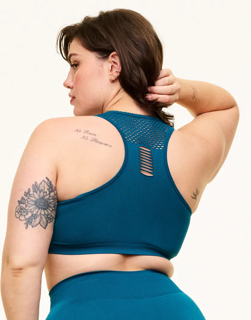 Skylar Seamless Bra Dark Blue 2 Plus Lined activewear bundle Model 5